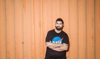 Die Freiheit der Comedy ist für den Comedian Faisal Kawusi nicht verhandelbar.