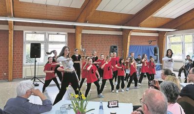 Osterholz-Scharmbeck (eb). Im Jugendhaus am Pumpelberg wurde das Frühlingsfest im Quartier Drosselstraße gefeiert. Für Jugendliche, Kinder und Familien war für einen schönen Nachmittag alles vorbereitet. Neben Essen und Trinken sorgte ein DJ für musikalische Unterhaltung. Höhepunkt waren ein Auftritt der Tanzgruppe SV Buschhausen und des Zauberers Marvinio. Die städtische Jugendarbeit freute sich über rund 100 Gäste jeden Alters.