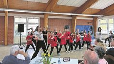 Osterholz-Scharmbeck (eb). Im Jugendhaus am Pumpelberg wurde das Frühlingsfest im Quartier Drosselstraße gefeiert. Für Jugendliche, Kinder und Familien war für einen schönen Nachmittag alles vorbereitet. Neben Essen und Trinken sorgte ein DJ für musikalische Unterhaltung. Höhepunkt waren ein Auftritt der Tanzgruppe SV Buschhausen und des Zauberers Marvinio. Die städtische Jugendarbeit freute sich über rund 100 Gäste jeden Alters.