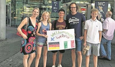 Austauschschüler Luciano mit seiner Gastfamilie kurz nach seiner Ankunft.