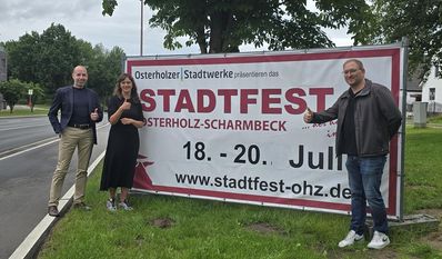 Ricky Holsten von der Sparkasse, Carolin Novak von der Osterholzer Stadtwerken und Partymacher Sebastian Dippe.