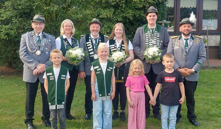 Die neuen Majestäten freuen sich über die errungenen Königswürden.