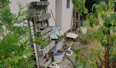 Nicht entsorgte Abfälle auf einem verlassenen Grundstück in Worpswede haben laut Anwohner:innen schon Ratten angelockt. Foto: akl