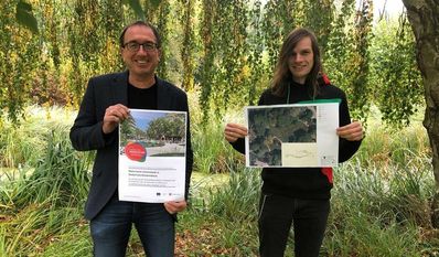 Freuen sich auf die Aufwertung des Stadtparks: Frank Wiesner, Fachbereichsleiter Stadtplanung und Bauen und Jan Birmele, Sachgebietsleiter Tiefbau. Foto: eb