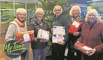 Verteilen Geschenke an Kinder von Tafelkunden: Tafelleiterin Karin Brünjes - (v. li.), Waltraud van Rahden (Tafel), „My Time“-Leiterin Ute Wienberg sowie Ursula Klöres-Hollmann und Petra Fischer vom Kinderschutzbund.