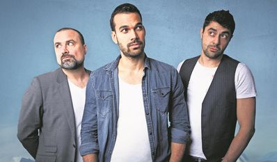 Sobald die drei Musiker die Bühne betreten, ist das ganze Publikum von ihnen begeistert.