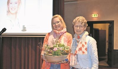Im Namen der Landfrauen bedankt sich Karin Steffens (rechts) bei Sandra Fricke.