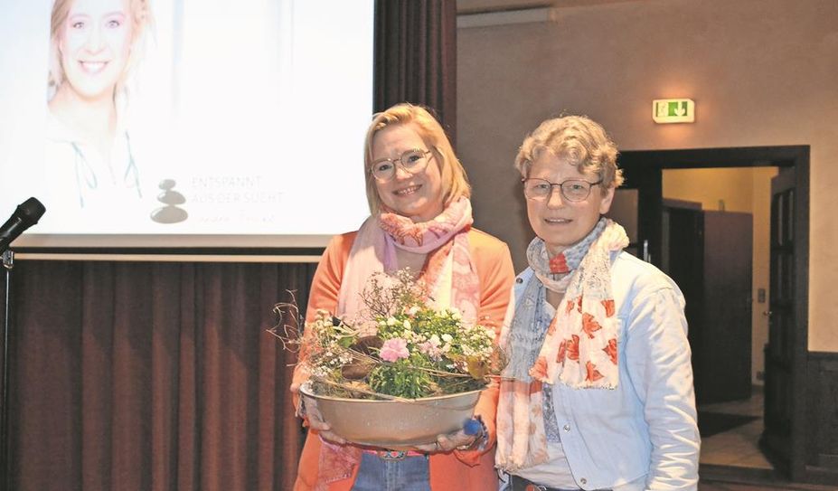 Im Namen der Landfrauen bedankt sich Karin Steffens (rechts) bei Sandra Fricke.