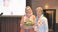 Im Namen der Landfrauen bedankt sich Karin Steffens (rechts) bei Sandra Fricke.