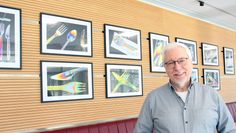 Ulrich Reiß vor seinen farbenfrohen Fotografien in der Cafeteria des Landkreises Osterholz.