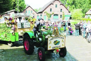 Ein Treckeranhänger voll guter Laune. In Worpswede werden die letzten Vorbereitungen für das diesjährige Erntefest getroffen, um das Dorf mit guter Stimmung beim Erntedank zu versorgen.  Foto: eb