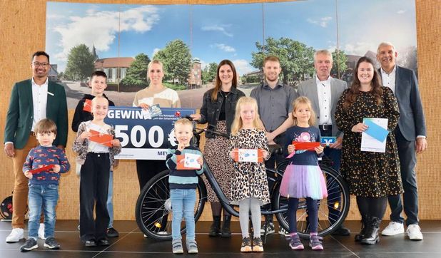 Gewinner und Sponsoren auf der Bühne des Rathauses in Osterholz-Scharmbeck.
