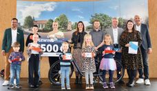 Gewinner und Sponsoren auf der Bühne des Rathauses in Osterholz-Scharmbeck.