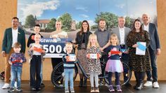 Gewinner und Sponsoren auf der Bühne des Rathauses in Osterholz-Scharmbeck.