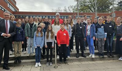 Landrat Marco Prietz (l.) zusammen mit den Schüler:innen und Elisabeth Ringen (r.), die den Zukunftstag organisiert hat.