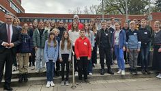 Landrat Marco Prietz (l.) zusammen mit den Schüler:innen und Elisabeth Ringen (r.), die den Zukunftstag organisiert hat.