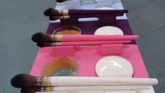 Im Mittelpunkt des Malorts steht das farbenfrohe Herzstück des Malorts - der große Palettentisch mit seinen 18 leuchtenden Farben und Pinseln