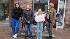 Emmy (v. li.), Lilia und Aileen waren mit Anzeiger-Mitarbeiterin Ellen Schuckert in der Stadt unterwegs und haben einiges entdeckt, das ihnen nicht gefällt