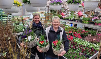 Angela Mahnken und Dörte Griemsmann freuen sich auf das Marktwochenende.
