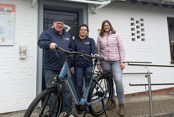 Wollen für Sicherheit im Straßenverkehr sorgen: (v. l.) Jörg Kappmeyer (1. Vorsitzender des ADFC Osterholz), Gabi Lemke (Kassenwartin des ADFC Osterholz) und Lisa-Marie Grusewski (ProArbeit)