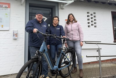 Wollen für Sicherheit im Straßenverkehr sorgen: (v. l.) Jörg Kappmeyer (1. Vorsitzender des ADFC Osterholz), Gabi Lemke (Kassenwartin des ADFC Osterholz) und Lisa-Marie Grusewski (ProArbeit)