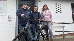 Wollen für Sicherheit im Straßenverkehr sorgen: (v. l.) Jörg Kappmeyer (1. Vorsitzender des ADFC Osterholz), Gabi Lemke (Kassenwartin des ADFC Osterholz) und Lisa-Marie Grusewski (ProArbeit)