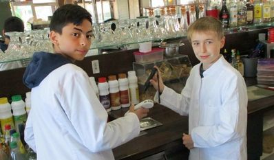 Im Einsatz für das Veterinäramt: Wafa Barsa und Moritz Wildvang (v.l.).