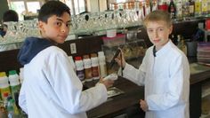 Im Einsatz für das Veterinäramt: Wafa Barsa und Moritz Wildvang (v.l.).