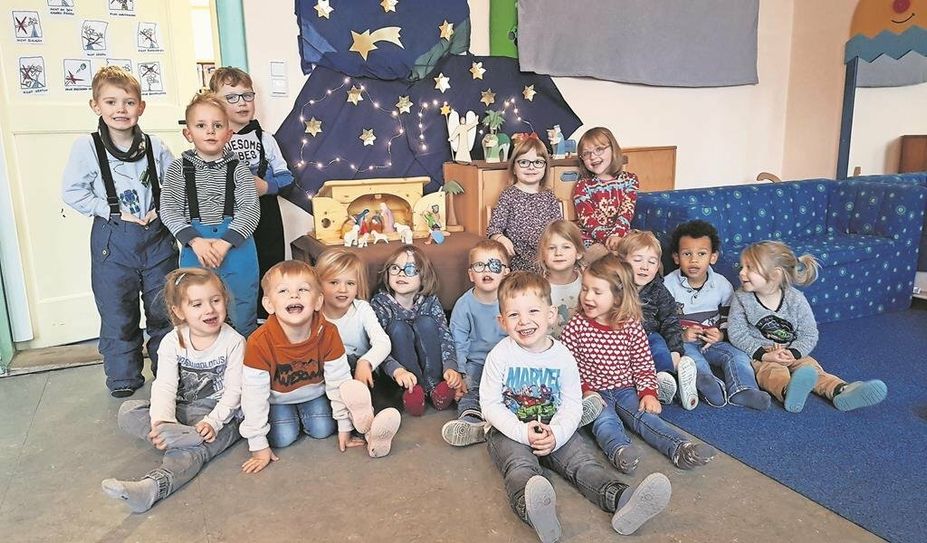 Die Kita-Kinder aus Iselersheim freuen sich über ihr Krippenset.