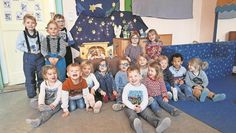 Die Kita-Kinder aus Iselersheim freuen sich über ihr Krippenset.