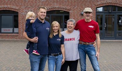 Familie Kattau (links) und das Ehepaar Müller freuen sich auf die gemeinsame Zeit.