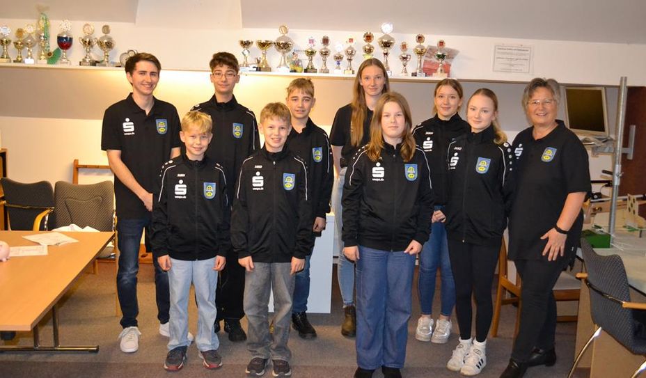 Die Jugendleiter Jonah Sziede (links) und Ute Mahler-Leddin (rechts) freuen sich über den gewachsenen Zuspruch beim Übungsbetrieb