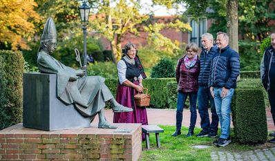 In authentischer Tracht vermitteln die Gästeführerinnen ihr Wissen.