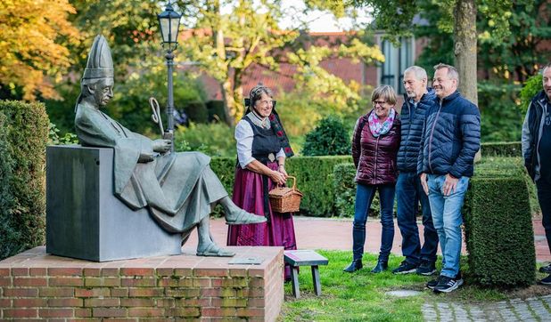 In authentischer Tracht vermitteln die Gästeführerinnen ihr Wissen.