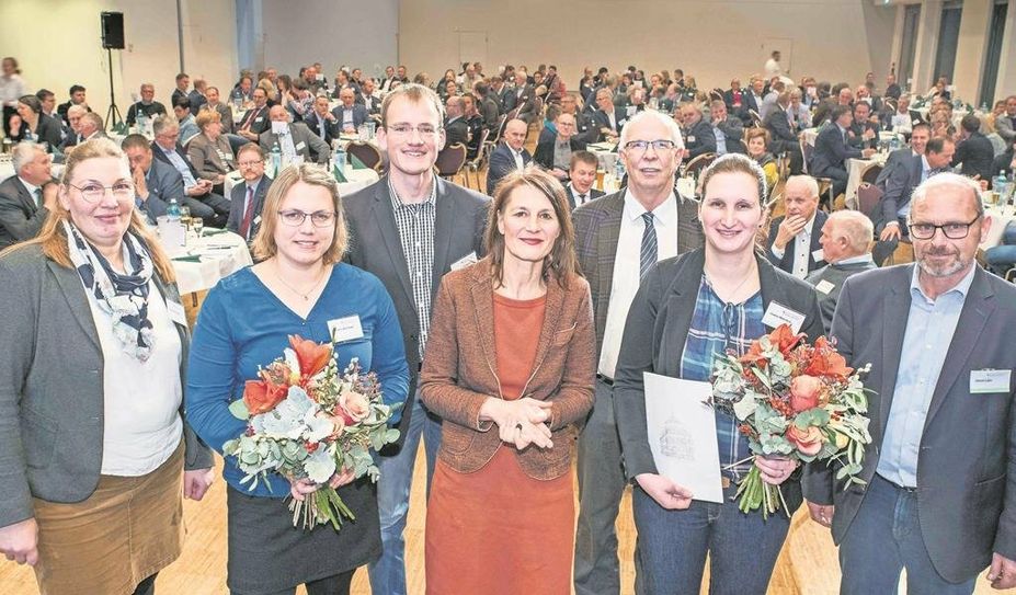Milchkuh-Expertin Janina Mahnken (zweite v. re.) mit Dagmar Heyens (v. li.), Kerstin und Dirk Frederik Schröder, Landwirtschaftsministerin Miriam Staudte sowie Gerhard Schwetje und Ulrich Löhr.