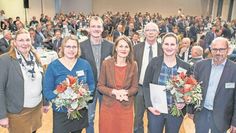 Milchkuh-Expertin Janina Mahnken (zweite v. re.) mit Dagmar Heyens (v. li.), Kerstin und Dirk Frederik Schröder, Landwirtschaftsministerin Miriam Staudte sowie Gerhard Schwetje und Ulrich Löhr.