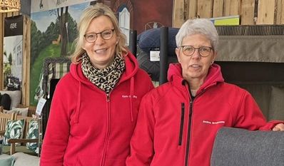 Die Mitarbeitenden beraten stehen bei Fragen zur Verfügung.