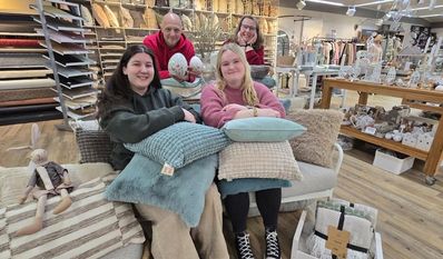 Die Mitarbeitenden beraten stehen bei Fragen zur Verfügung.