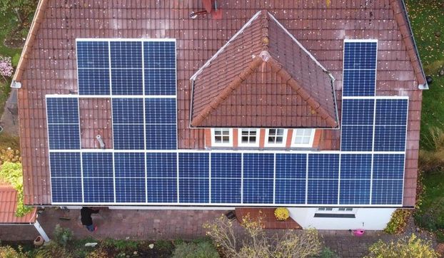 Hier kommt der Strom für das ganze Haus und zwei E-Autos her: Rund 50 Prozent der Dachfläche (Ost- und Westseite) sind mit Solarmodulen belegt.