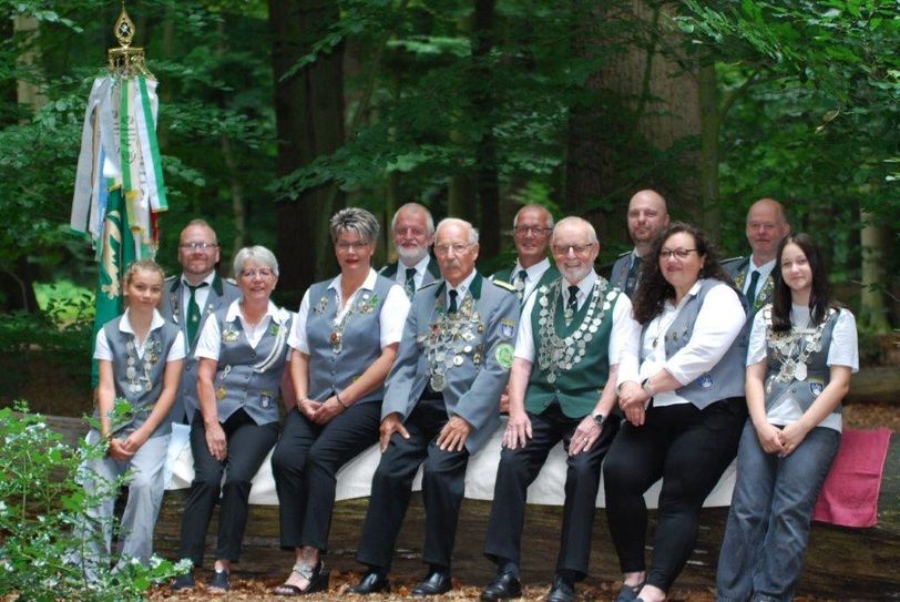 Das amtierende Königshaus aus Lilienthal: Lucy Meyerdierks, Daniel von der Heyde, Anke Kohlmann, Tanja Wilke, Wolfgang Meyer Ludewig, Enno Schirmer, Harald Kohlmann, Helmut Stelljes, Christian Iwen, Wioletta Geffken, Kevin Wendelken und Fienja Ey.