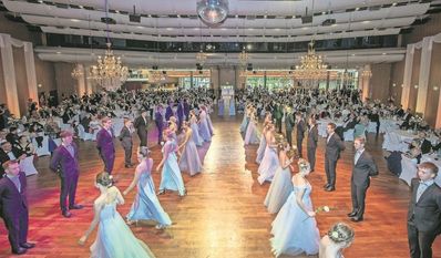 Einmal im Wiener Flair in eleganten Outfits tanzen, das geht beim Stader Opernball.