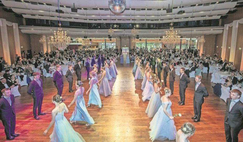 Einmal im Wiener Flair in eleganten Outfits tanzen, das geht beim Stader Opernball.