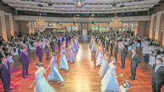 Einmal im Wiener Flair in eleganten Outfits tanzen, das geht beim Stader Opernball.