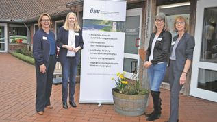 Ilka Holsten-Poppe, Janina Tiedemann, Bernadette Nadermann und Johanna Meeske freuen sich über den guten Zuspruch beim Netzwerktreffen des ÜBV.