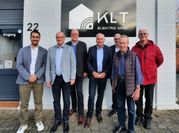 Bassam Kane (links) mit den Wirtschaftssenioren