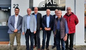 Bassam Kane (links) mit den Wirtschaftssenioren.