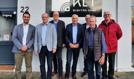 Bassam Kane (links) mit den Wirtschaftssenioren.