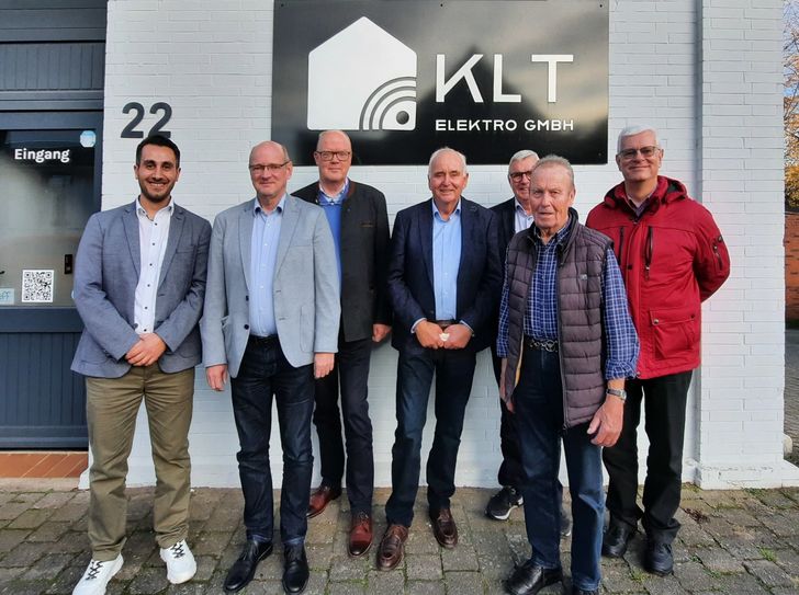 Bassam Kane (links) mit den Wirtschaftssenioren