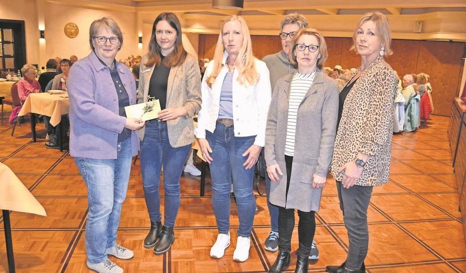 Landfrauenvorsitzende Andrea Burfeind überreicht Janina Riepshoff vom Frauenhaus Zeven die Spende.
