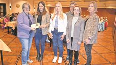 Landfrauenvorsitzende Andrea Burfeind überreicht Janina Riepshoff vom Frauenhaus Zeven die Spende.